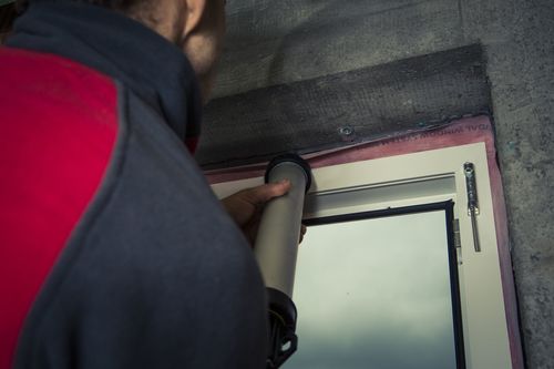 Prawidłowy montaż okien - porady eksperta jak uniknąć najczęściej popełnianych błędów